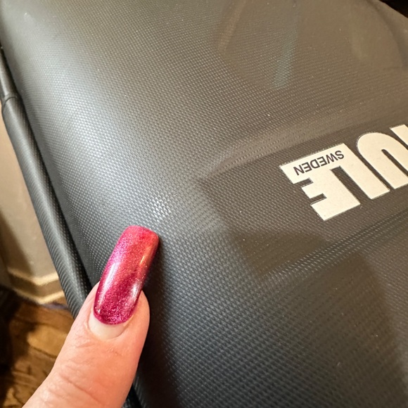 Thule Sweden Semi-Hard Shell Laptop Bag Crossbody Messenger Shoulder Bag Black - Picture 4 of 9